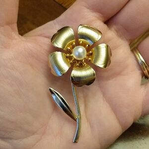 Elegant Goldtone 5 Petal Open Flower Brooch With Faux Pearl 2 3/4” Shiney